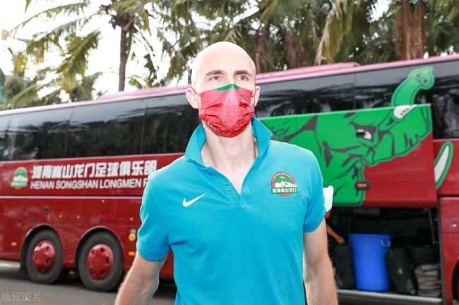 定档海报寥寥几笔就将人物角色展现得淋漓尽致，同时也充分展现了花千骨和白子画师徒之间的禁忌感
